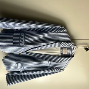 Cute short blazer! Not cropped but not regular length!